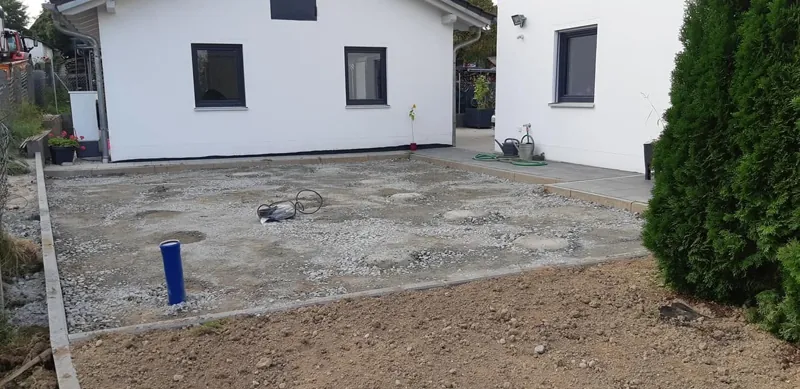 Nachher: Vorbereitete Fläche für eine neue Einfahrt vor einem Haus