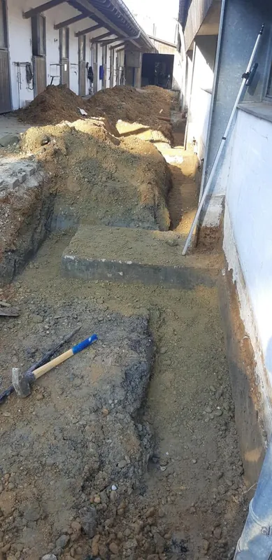 Vorher: Aufgegrabener alter Stallgang vor dem Neuaufbau